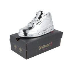 Silberner Sneaker-Grinder im Schuhkarton-Design geschlossen
