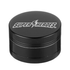 Grinder Super Heroes schwarz – 3-teiliger Keramik Grinder mit Sieb und Super Heroes Logo, 50 mm Durchmesser, erhältlich bei hanfpost.ch