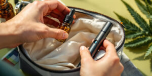 Le conditionnement du produit CBD dans un sachet constitue une représentation visuelle du thème du voyage et de la classification légale.